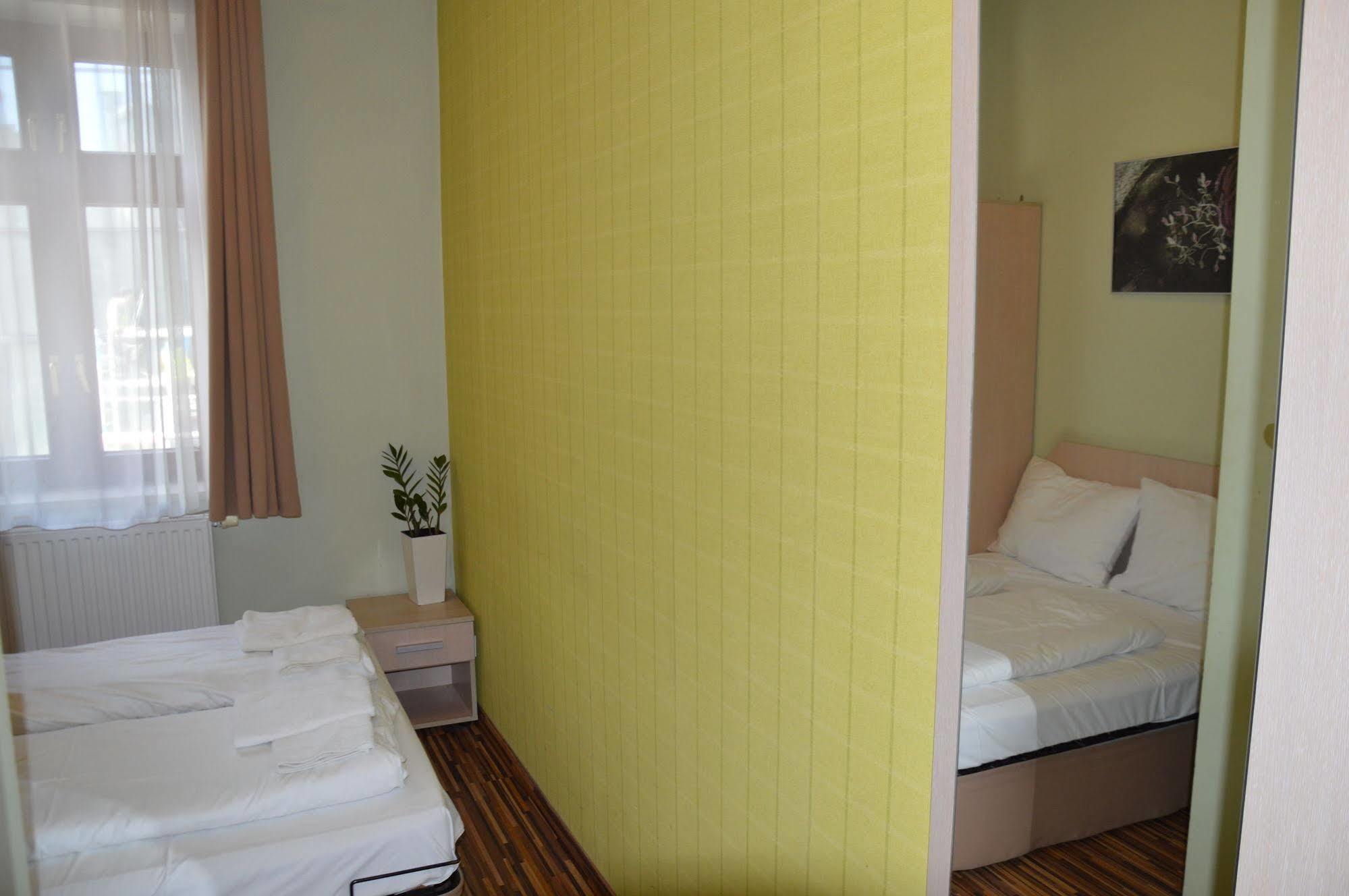 Bed and breakfast Great Polonia Dwarf Wrocław Extérieur photo